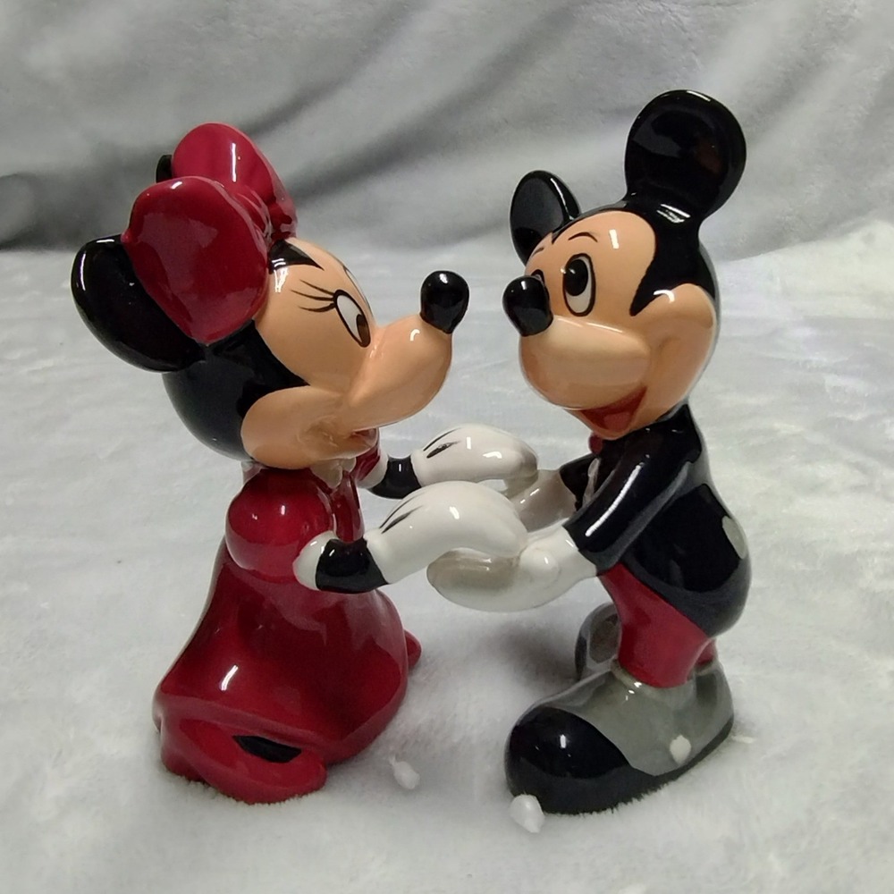 Vintage Disney Mickey & Minnie Mouse Holding Hands Salt Pepper Shakers Pair